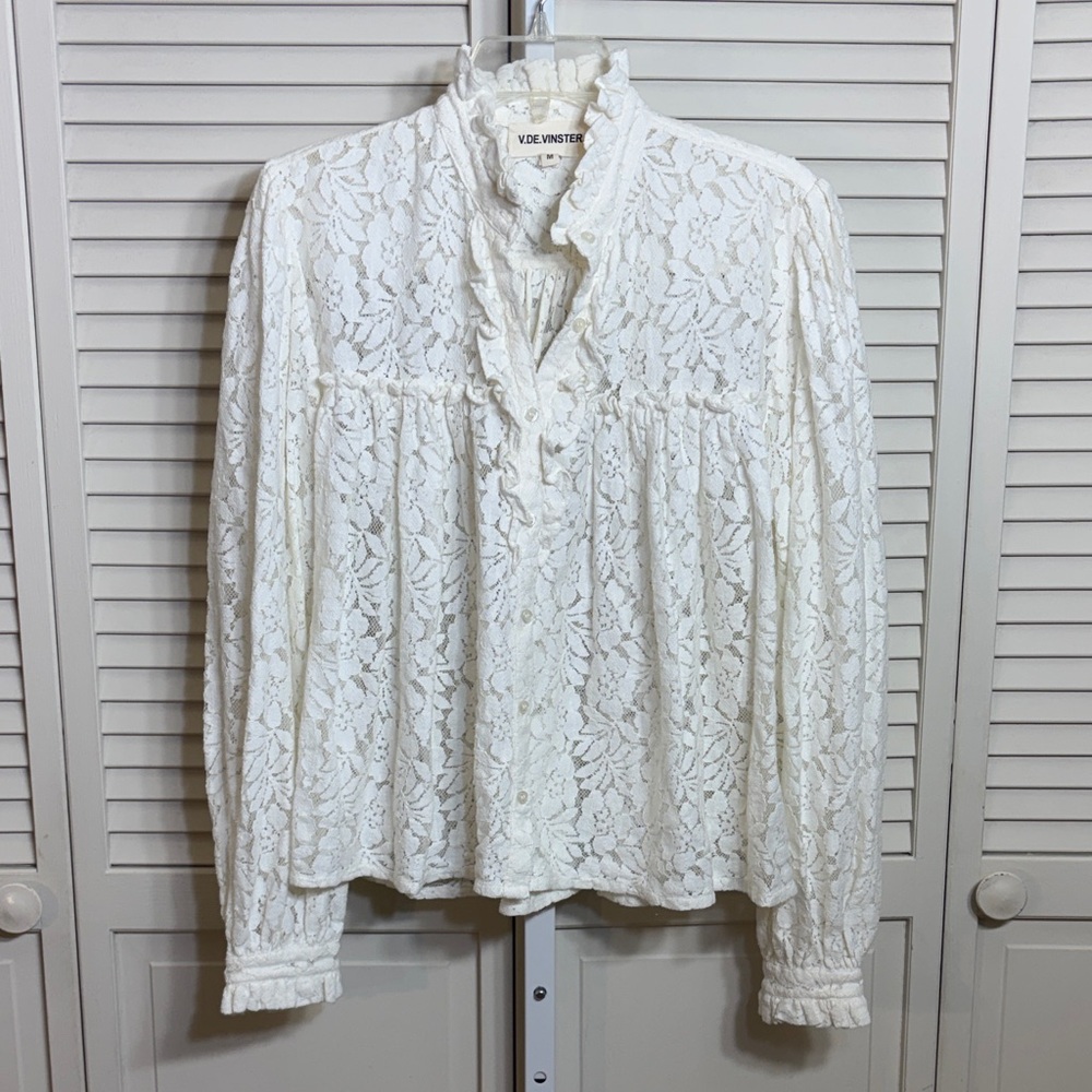 V.DE.Vinster Cream Lace Ruffle Button-Front Blouse Medium